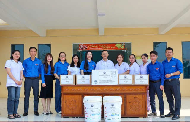 Đoàn thanh niên CDC Hà Tĩnh hỗ trợ phòng, chống dịch và vệ sinh môi trường tại xã Cẩm Bình