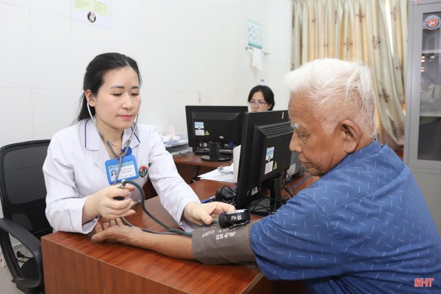 Nắng nóng gần 40 độ C, bác sĩ cảnh báo nguy cơ sốc nhiệt