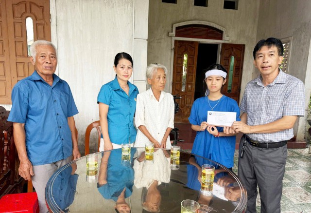 Công đoàn CDC Hà Tĩnh hỗ trợ 20 triệu đồng cho gia đình viên chức Trạm Y tế xã Xuân Lộc