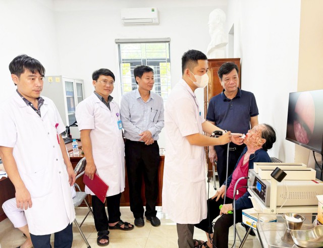 Giám đốc Sở Y tế kiểm tra đợt cao điểm khám sức khỏe miễn phí cho người dân tại xã Mai Phụ và Trường Lưu