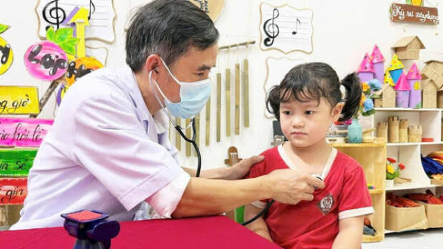 Triển khai uống bù vắc xin OPV phòng bệnh bại liệt cho trẻ dưới 5 tuổi tại 7 xã biên giới